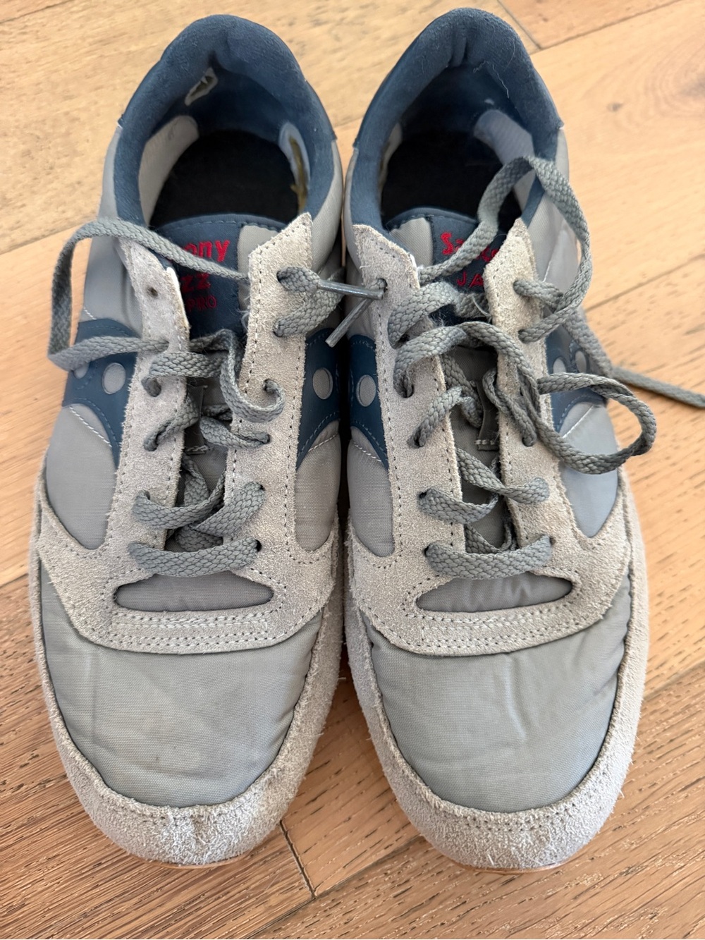 Light Gray Men’s Saucony Sneakers with Blue and Red Trim Size 10